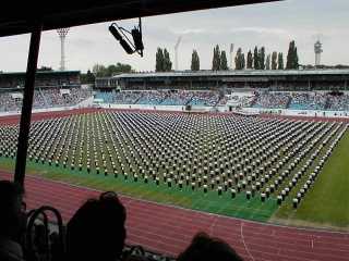 2000�N7��1���A���V�c�L�[�E�X�^�W�A���ɂ�