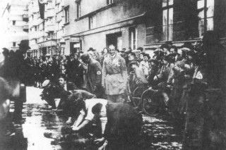 1938N3AEB[̕ܓɋoꂽ_l